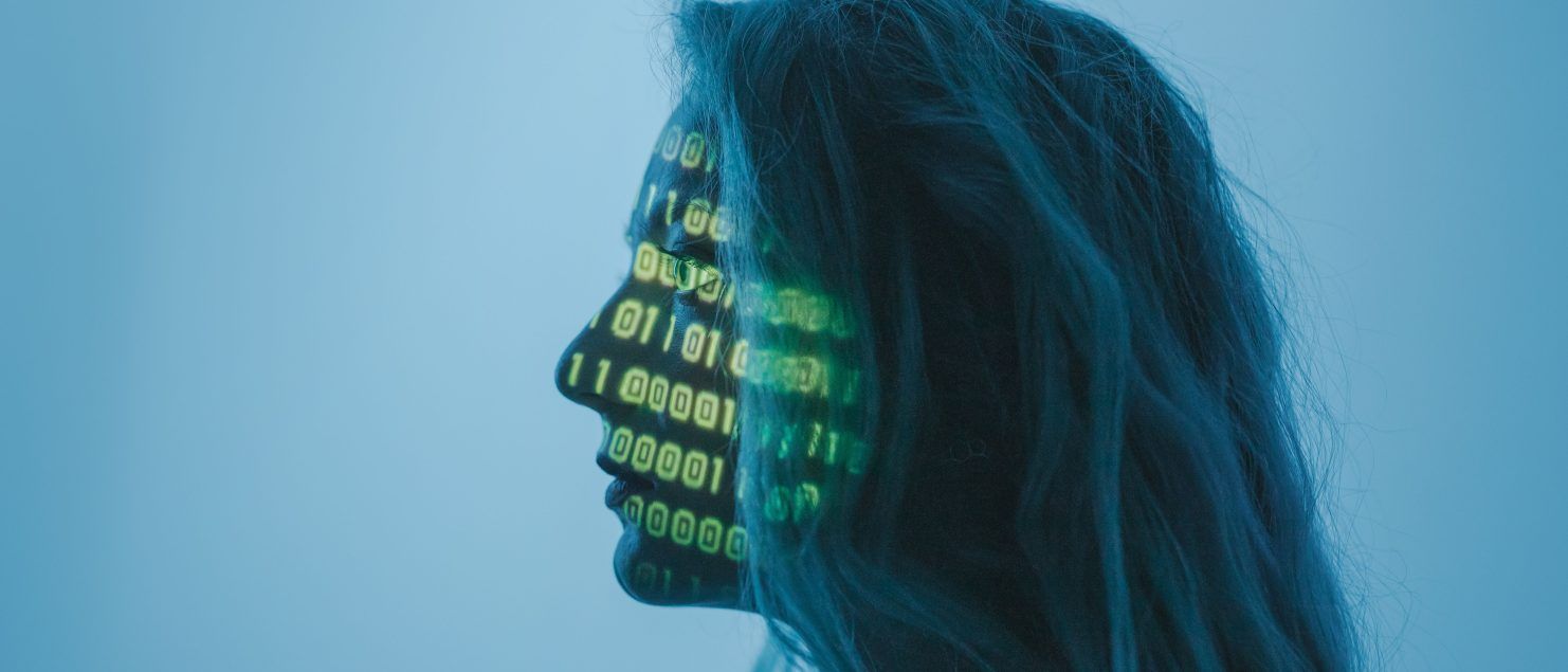 Representación de la inteligencia artificial junto a elementos jurídicos que simbolizan la relación entre tecnologíaicos y hace cada vez más necesario proteger los, Derecho y derechos ciudadanos.