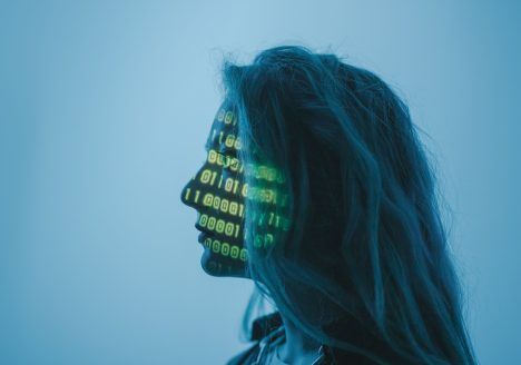 Representación de la inteligencia artificial junto a elementos jurídicos que simbolizan la relación entre tecnologíaicos y hace cada vez más necesario proteger los, Derecho y derechos ciudadanos.